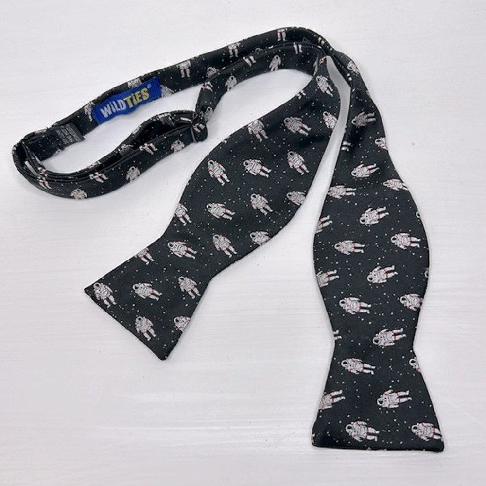 Wild Ties 🧑‍🚀 Astronaut Bow Tie Multicolored Unisex Formalwear Accessory